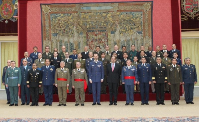 Fotografía de grupo de Su Alteza Real el Príncipe de Asturias con los participantes en el XII Curso Altos Estudios Estrategicos Oficiales Iberoamerica